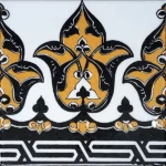 Bordillo de azulejo otomano amarillo con diseño de corona