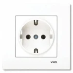 Enchufe blanco con toma de tierra
